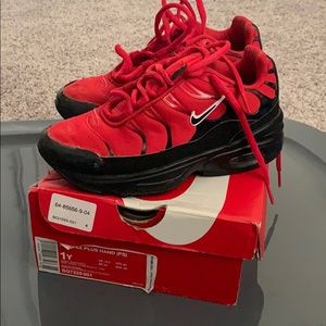 red/black kids nike